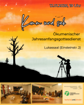 Zu sehen ist ein Veranstaltungsplakat, was den Jahresanfangsgottesdienst bewirbt. In den oberen zwei Dritteln des Bildes sieht man die Silhouette eines Hangs, auf dem ein Busch und ein Baum stehen und Gras wächst. Außerdem steht eine kleine Person hinter einem Teleskop da als Silhouette und schaut in den Himmel, der in unterschiedlichen gelben und roten Farbtönen einer Dämmerung gefärbt ist, wobei die roten Farbtöne oben sind. Im oberen Teil des Himmels sind einzelne Sterne.
